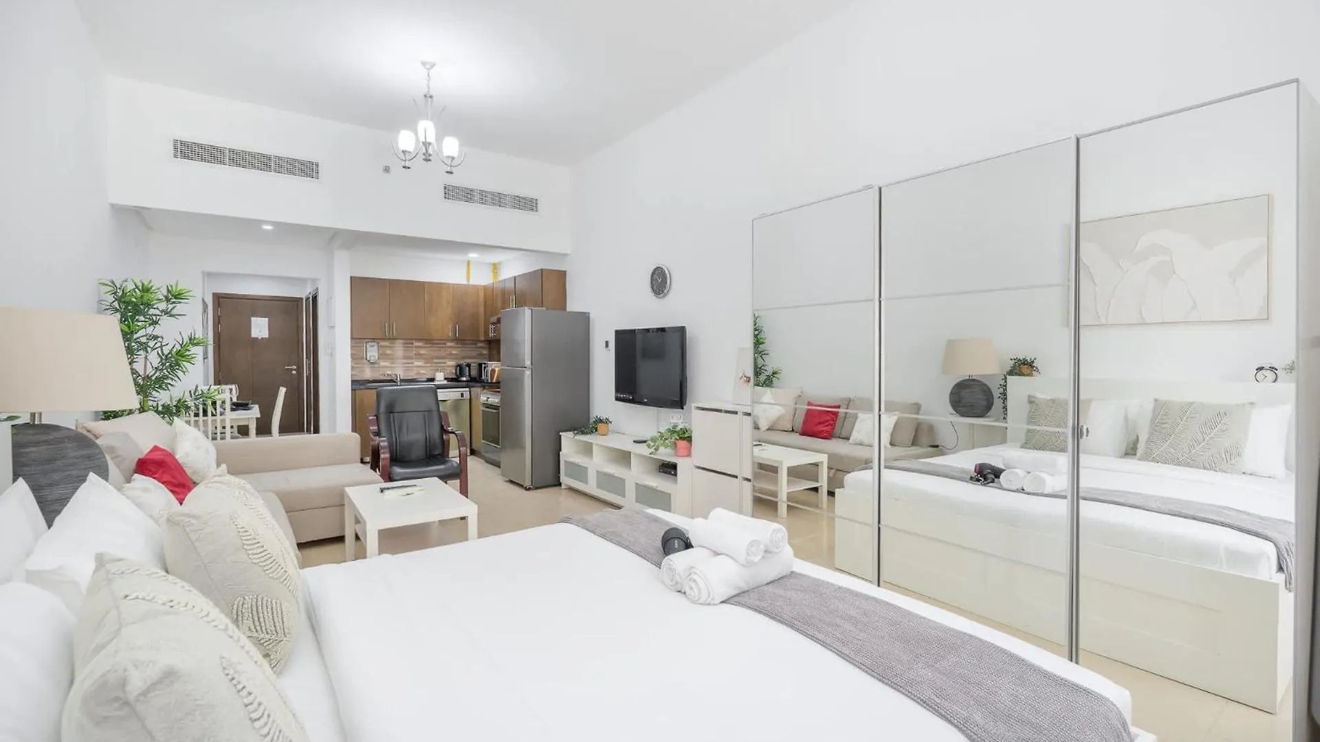Studio In Botanica Jvc Perfect For 3 Dubai 0*,