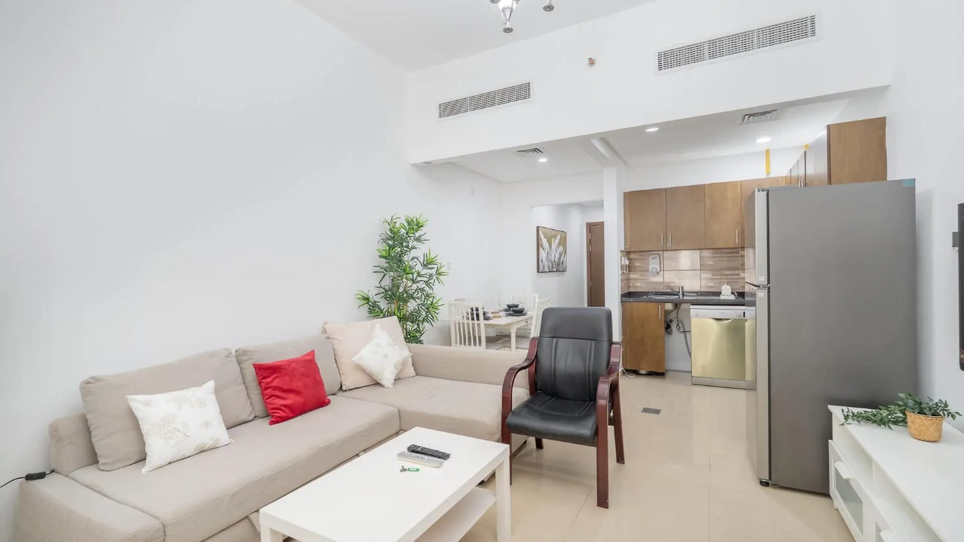 Studio In Botanica Jvc Perfect For 3 Dubai 0*,